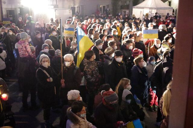 Ukraine-Mahnwache auf dem Seetorplatz in Radolfzell. | Foto: Oliver Fiedler