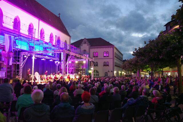 Das große Jazz-Open-Air auf dem Radolfzeller Münsterplatz zum Jubiläum der Stadtkapelle.