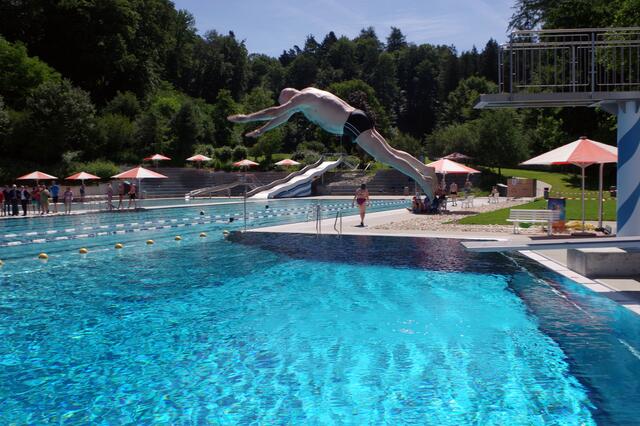 Mit einem Kopfsprung eröffnete Bürgermeister Rainer Stolz das Osterholz-Schwimmbad nach der großen Sanierung.