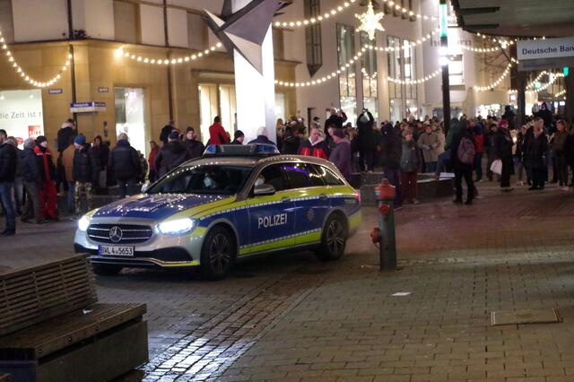 Tausende Menschen gehen als „Spaziergänger“ gegen die drohende Corona-Impfpflicht auf die Straßen – hier in Singen. | Foto: Oliver Fiedler
