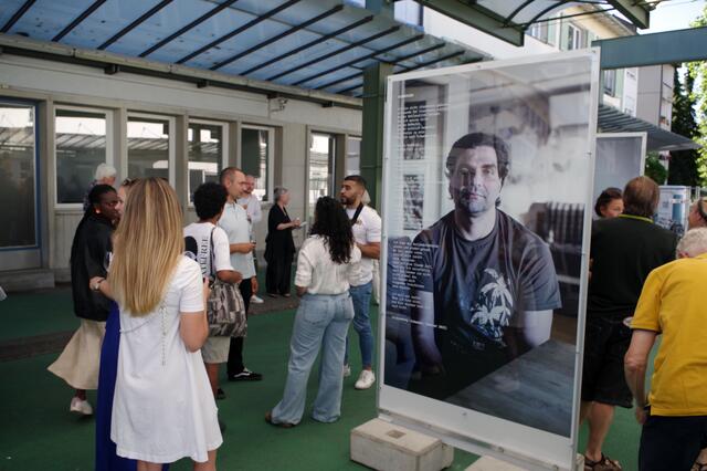 Staatenlose Menschen wurden durch den Fotografen Florian Schwarz am Zoll  Konstanz-Kreuzlingen zum politischen Kunstprojekt.