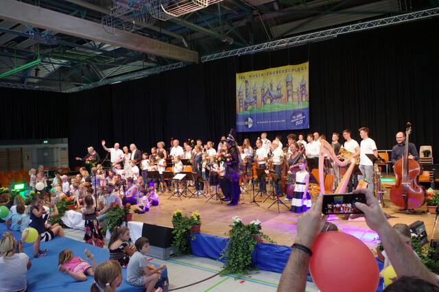 Die Jugendmusikschule Stockach beeindruckte mit ihrer Inszenierung „Zauberschloss“ in der Jahnhalle alle Altersgruppen.