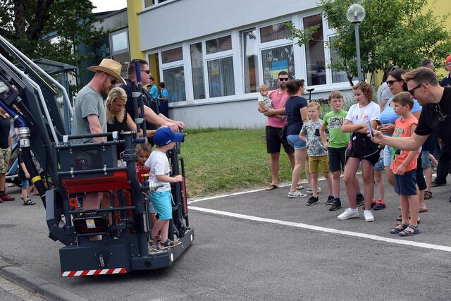 Probefahrten in die Luft beim Kreisfeuerwehrtag in Gailingen. | Foto: Holzmann