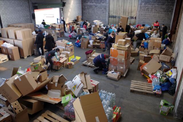 Packaktion der Malteser für einen Hilfstransport in die Ukraine in der Spedition Gaiser in Rielasingen am Zoll. | Foto: Oliver Fiedler
