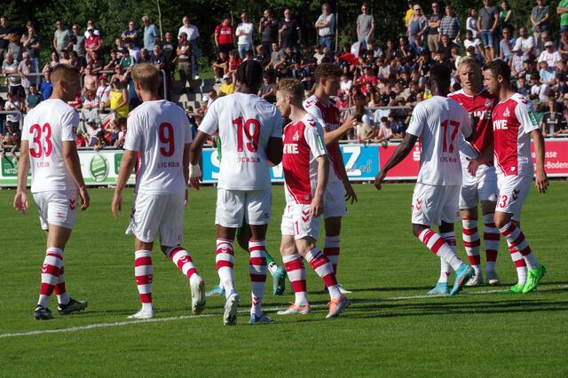 Jubel im Hohentwielstadion in Singen beim Gastspiel des 1. FC Köln.
