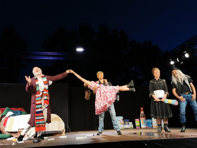 Premiere des „Eingebildeten Kranken“ von Molière auf der Färbe-Bühne Open Air.