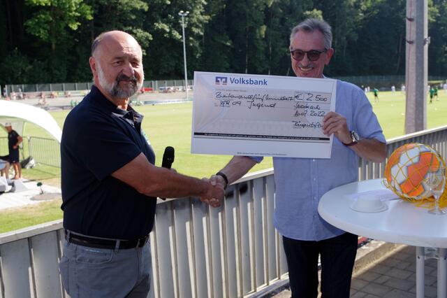 Jetzt der schönste und ebenste Platz der Region: Offizielle Einweihung des sanierten Osterholz-Stadions.