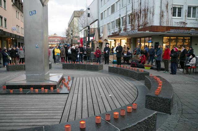 Mahnwache und Friedensgebet am Hauser-Brunnen in Singen. | Foto: Oliver Fiedler