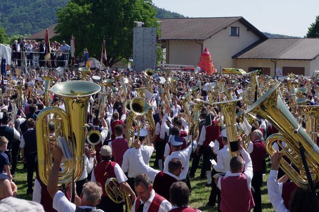 Tausende Musiker feiern den Gesamtchor zum Abschluss des Verbandsmusikfestes in Orsingen.
