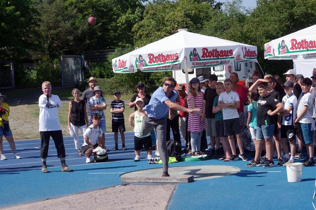 Landrat Zeno Danner beim Kugelstoßen im Rahmen des ersten großen Inklusions-Sporttags im Singener Münchried.