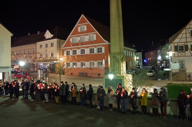 Lichterkette als Zeichen der Solidarität mit den Menschen in der Ukraine in der Stockacher Oberestadt. | Foto: Oliver Fiedler