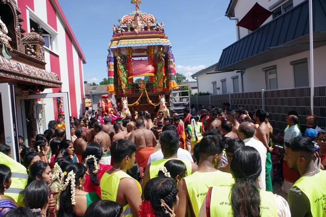 Ein Jahr nach der Einweihung des Singener Hindu-Tempels konnte diese im Sommer nachgefeiert werden,