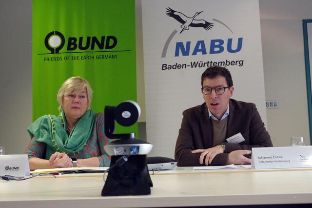 Die weiter bestehenden Möglichkeiten, Streuobswiesen über "Ausnahmen" für Baugebiete roden und damit vernichten zu können, sahen Sylvia Pilarsky-Grosch (BUND) und Johannes Enssle (NABU) in der Medienkonferenz zur Eröffnung höchst kritisch: sie fordern für 2023 ein "Jahr des Flächenschutzes". | Foto: Fiedler
