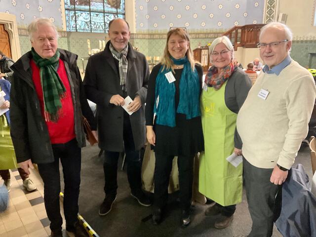 Große Unterstützung, Organisation und Hilfe erfährt die 6. Singener Vesperkirche 2023 aus vielen Himmelsrichtungen (v. l. n. r.): Udo Engelhardt (Vorsitzender auch der Singener Tafel), Oberbürgermeister Bernd Häusler, Pfarrerin Andrea Fink-Fauser (Vorsitzende des Arbeitskreises christlicher Kirchen ACK), Brigitte Ossege-Eckert (Caritas Singen-Hegau) und Bernhard Knobelspies, katholische Kirche. | Foto: Bernhard Grunewald