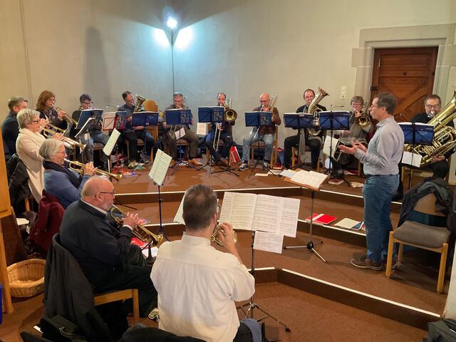 Klangvolle musikalische Unterstützung erfuhr der Eröffnungsgottesdienst der 6. Singener Vesperkirche 2023 am Sonntagvormittag vom ökumenischen Posaunenchor der Lutherkirche unter Leitung von Andreas Gerlach und Martina Bischofberger an der Orgel. | Foto: Bernhard Grunewald