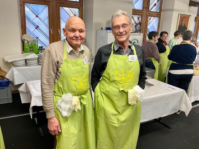 Zwei, die schon zum sechsten Mal dabei sind und helfen: Joachim Fiedler (l.) und Willi Steigauf, dessen Taufe, Konfirmation und Hochzeit bereits in der Lutherkirche stattfanden. | Foto: Bernhard Grunewald
