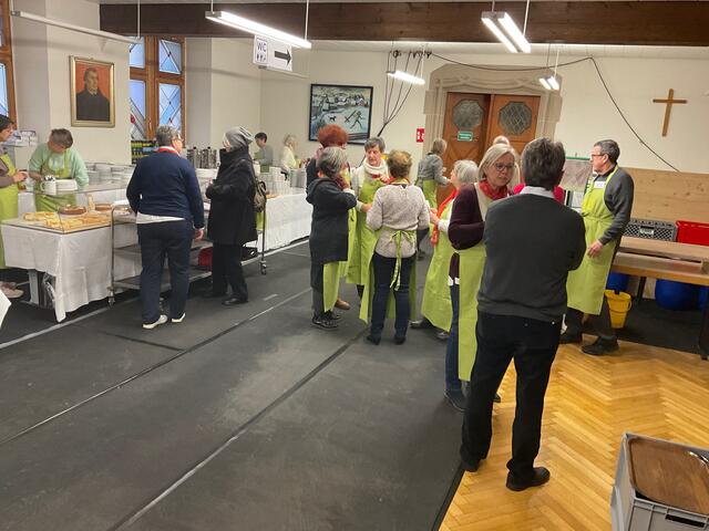 Ein Blick vor dem Start „hinter die Kulissen“ – bis zu 45 Helfende täglich sorgen für das leibliche Wohl der Gäste in der Vesperkirche, die vom 15. bis 29. Januar jeden Tag von 11.30 bis 14 Uhr geöffnet ist. | Foto: Bernhard Grunewald