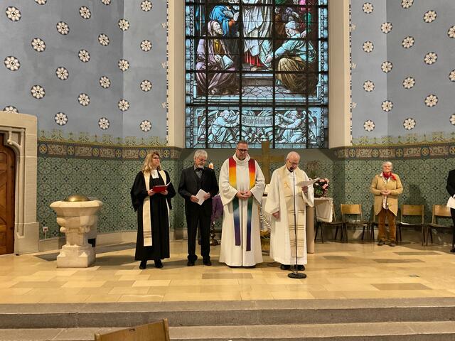 Ein gemeinsames Vaterunser beendete den Eröffnungsgottesdienst in der Vesperkirche: Pfarrerin Andrea Fink-Fauser (evangelisch Luthergemeinde), Reiner De Vries (Pfarrer i. R. der Friedenskirche), Pfarrer Andreas Sturm (alt-katholische Gemeinde Singen), Bernhard Knobelspies (Pfarrer i. R. katholische Gemeinde). Rechts im Bild: Karin Burger vom katholischen Frauenbund Deutschland. | Foto: Bernhard Grunewald
