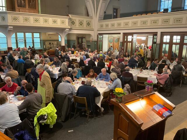 Eine familiäre Atmosphäre im Saal und lebhafte Gespräche zum Mittagsmahl an den vollbesetzten Tischen luden am Sonntag viele Gäste zum Verweilen in der Vesperkirche ein. | Foto: Bernhard Grunewald