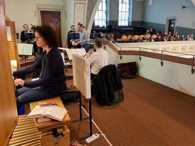 Martina Bischofberger konzentriert an der Orgel der Lutherkirche. | Foto: Bernhard Grunewald