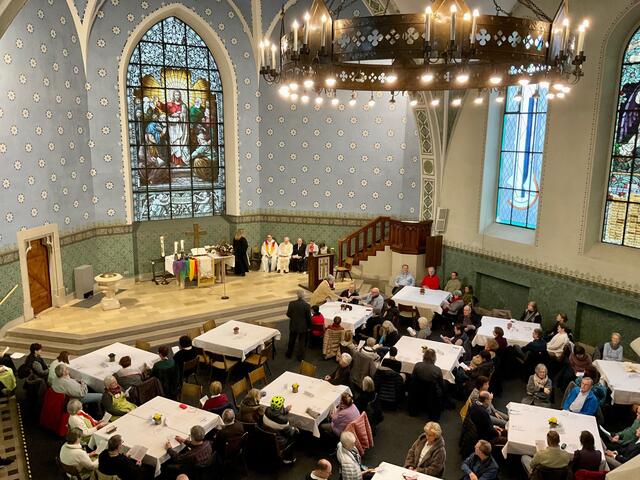 Noch während des Eröffnungsgottesdienstes füllte sich zunehmend der Saal der Lutherkirche, welcher für die Vesperkirche extra umgebaut und hergerichtet wurde. | Foto: Bernhard Grunewald