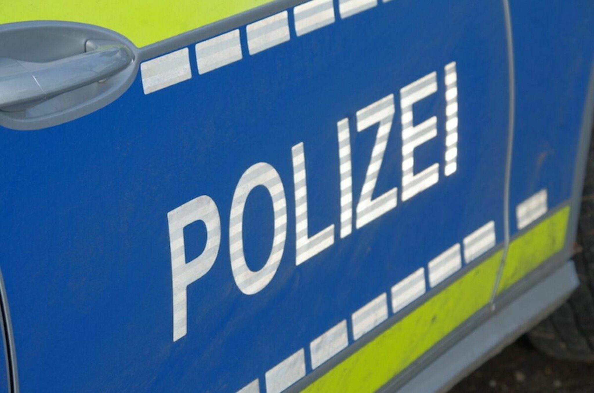 Polizei sucht Zeugen: Geparkten BMW in der Thurgauer Straße gestreift ...