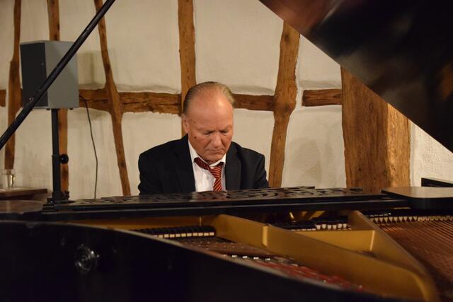 Konstantin Keller begleitet die Ausstellungseröffnung musikalisch. swb-Bild: Tobias Lange