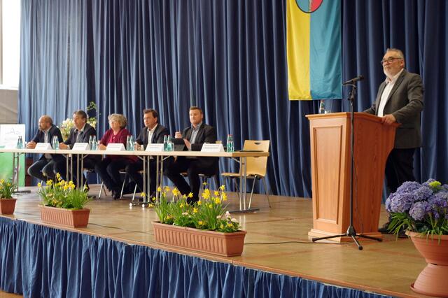 Der Vorsitzende des Wahlausschusses, Ludwig Egenhofer, bei der Begrüßung zur offiziellen Kandidatenvorstellung. | Foto: Fiedler
