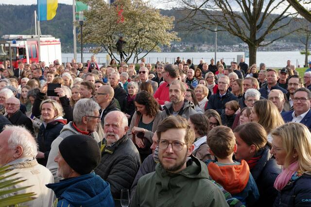 Zur Verkündung des Wahlergebnisses war der Platz vor dem Zollhaus-Café proppenvoll. | Foto: Oliver Fiedler