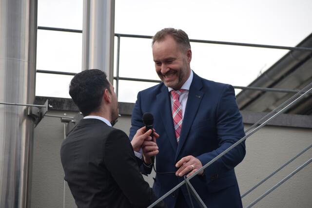 Noch übergibt Matthias Weckbach "nur" das Mikrofon an Christoph Stolz - bald dann schon sein Amt. | Foto: Anja Kurz