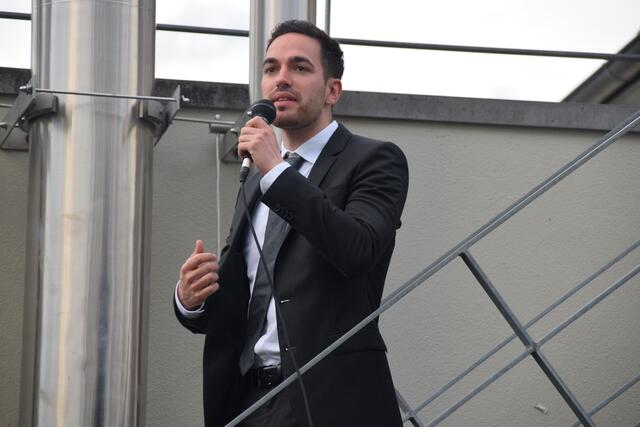 Auch ohne vorbereitete Rede schlug sich der gerade neugewählte Bürgermeister gut. | Foto: Anja Kurz