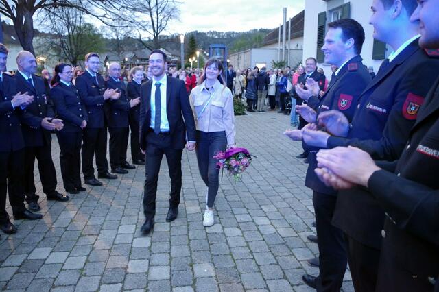 .... führt das Spallier der Feuerwehr-Leute auf das Boot, das Richtung Bodman ablegte. | Foto: Oliver Fiedler