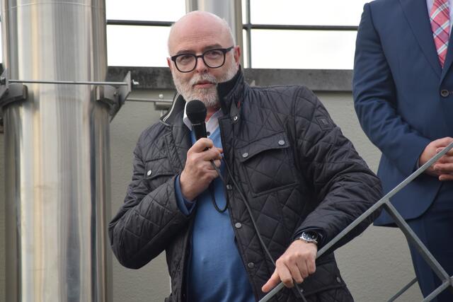 Rainer Stolz heißt seinen Sohn in der Runde der Bürgermeister der Verwaltungsgemeinschaft Stockach willkommen. | Foto: Anja Kurz