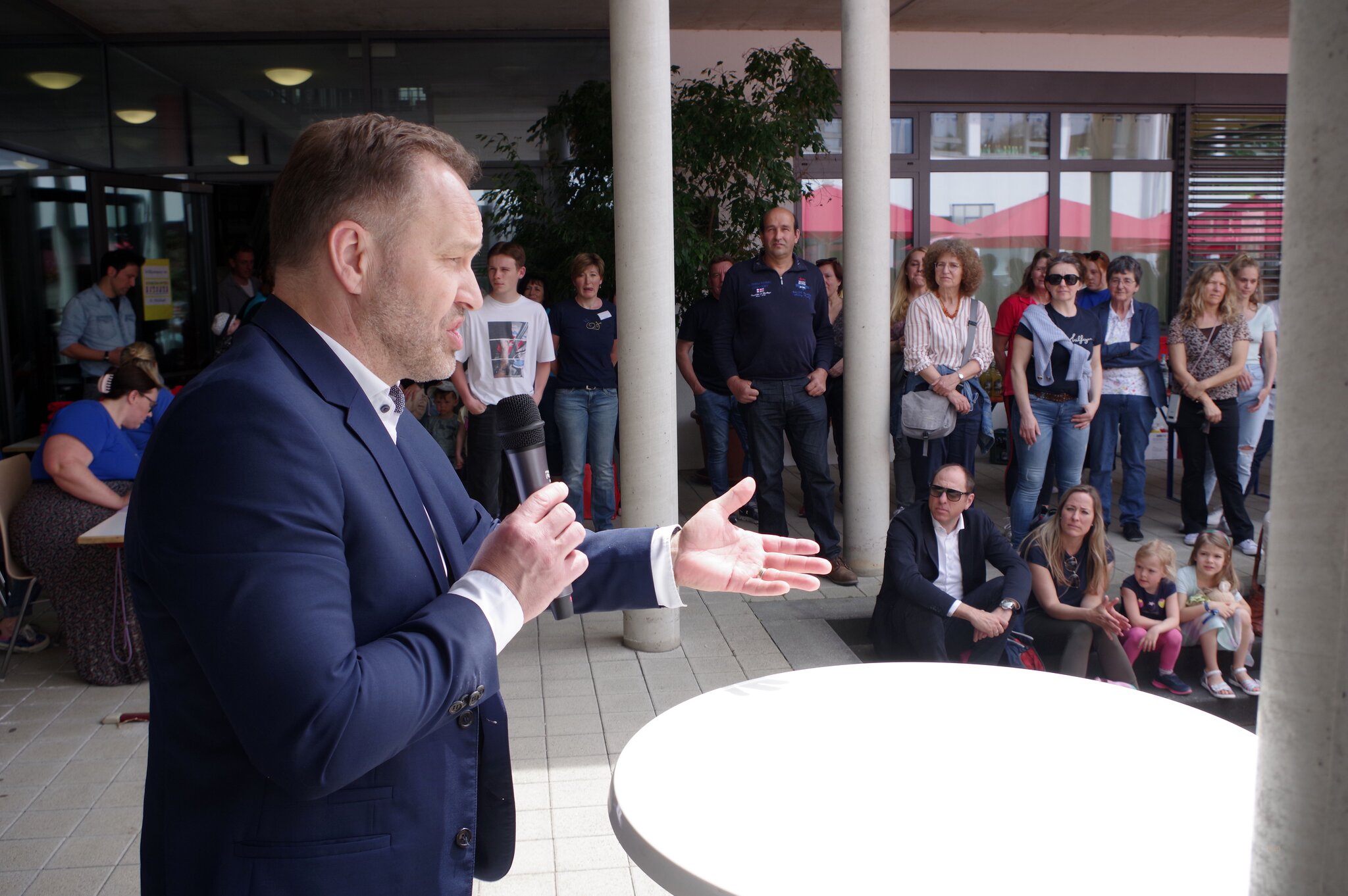 Patrick Rupp Einweihung der Umbauten mit Schulfest: Die Sernatingen-Schule ist ...