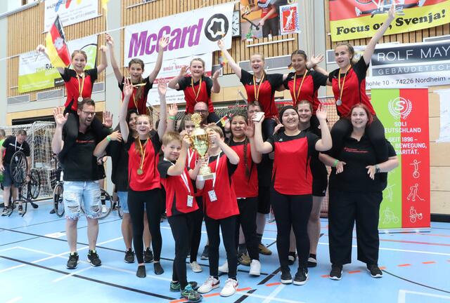 Im Bild auf den Schultern: mit Haylie Rietschle, Mayla Rietschle, Jana Setzer, Saskia Grote, Khoshi Mirzai, Emelie Lehmann. Davor: Annika Meßmer, Isabella Straub, Bassandra Mirzai, Neda Mirsai - davor mit Pokal: Landelin Lührig und Lennon Keller bei der Siegerfeier. | Foto: RMSV/ Schwarz