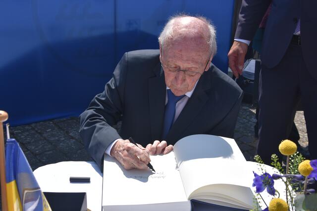 Auch die anwesenden Ehrenringträger wie Franz Ziwey trugen sich in das goldene Buch ein. | Foto: Philipp Findling