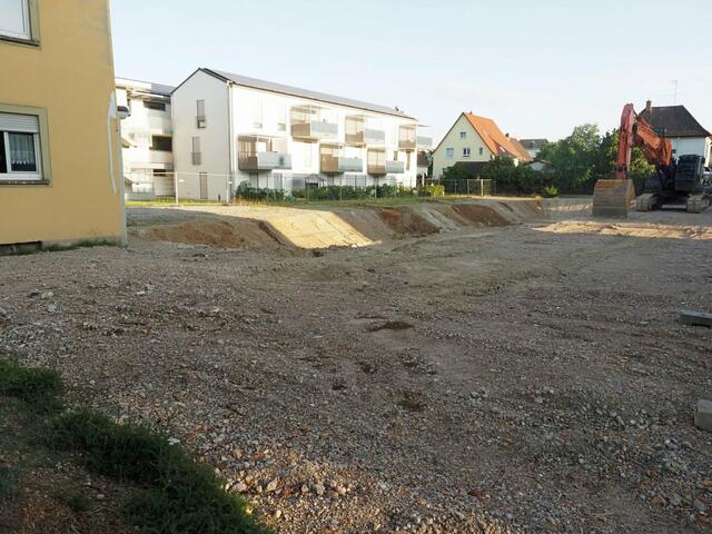 Der Altbau an der Gottmadinger Fliederstraße ist schon rückgebaut worden, ob die dort geplanten Wohnungen sozial gefördert werden, ist noch immer nicht geklärt. Das könnte einen Baubeginn nochmals verzögern. | Foto: of/Archiv
