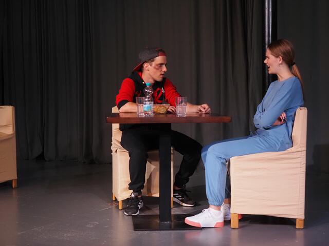 Und das ist die andere Seite von Besuch: Leonies Bruder Jason will nur wissen, wo die Beute ist. | Foto: Fiedler