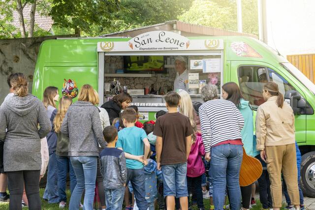 Auch der Eiswagen machte mit seinem leckeren und kühlen Angebot Station beim Kinderheim Peter und Paul. | Foto: Carlo Prina, Orbitalum Tools GmbH