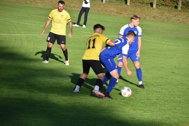 Die Aufsteiger des FC Öhningen-Gaienhofen zeigten trotz der deutlichen Niederlage in einem hart umkämpften Spiel eine engagierte Leistung.  | Foto: Philipp Findling