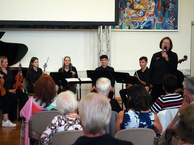 Das Kammermusikensemble des Hegau-Gymnasium unter der Leitung von Gabriele Haunz stellte sogar Kompositionen ihrer SchülerInnen vor. | Foto: Fiedler