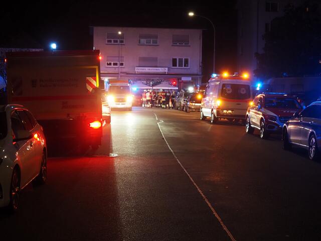 Weite Bereiche der Worblinger Straße, des Malvenweg und der Margeritenstraße wurden durch den enormen Auflauf an Einsatzkräften belegt.