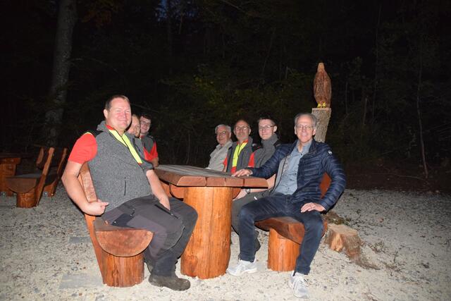 An der neuen Sitzgruppe (von links): Markus König, Etienne Kinninger, Sebastian Hengstler, Thomas Hertrich, Bernd Wiggenhauser, Jacob Wittkowski (alle Forstamt Engen) und Bürgermeister Johannes Moser. | Foto: Anja Kurz