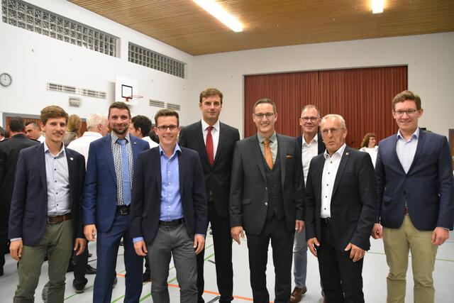 Der neue und alte Bürgermeister (5. von links) im Kreise seiner Amtskollegen (von links) Severin Rommeler (Sauldorf/Kreis Sigmaringen 1. von links), Stefan Friedrich (Allensbach), Benjamin Mors (Steißlingen), Landrat Zeno Danner), Thorsten Scigliano (Mühlingen), Manfred Ossola (Aach) und Marcus Röwer (Volkertshausen). | Foto: Philipp Findling