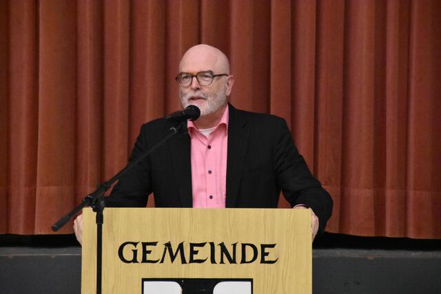 Stockachs Noch-Bürgermeister Rainer Stolz bei seinen Lobesworten für Florian Zindeler. | Foto: Philipp Findling