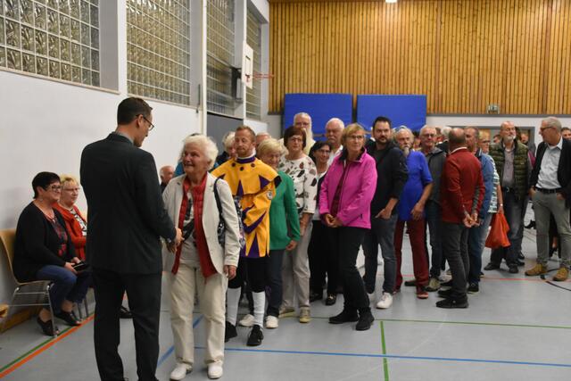 Gefühlt ganz Hohenfels stand Schlange, um ihrem Bürgermeister zur Wiederwahl zu gratulieren.  | Foto: Philipp Findling