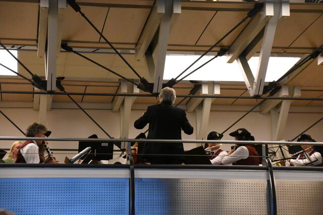 Auf der Empore schmetterte die Stadtmusik Stockach das Badnerlied, wozu alle im Saal lautstark mitsangen. | Foto: Philipp Findling