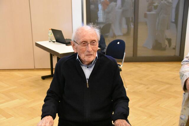 Altbürgermeister Franz Ziwey bei seiner Ankunft im Bürgerhaus Adler Post. | Foto: Philipp Findling