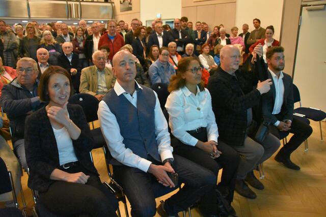 Die fünf KandidatInnen warten gespannt auf das Wahlergebnis. | Foto: Philipp Findling