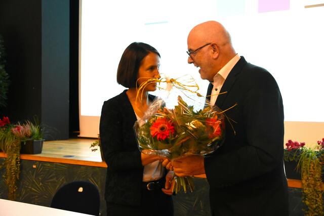 Susen Katter nach ihrer Wahl zur Bürgermeisterin von Stockach, hier mit Noch-Amtsinhaber Rainer Stolz.  | Foto: Philipp Findling